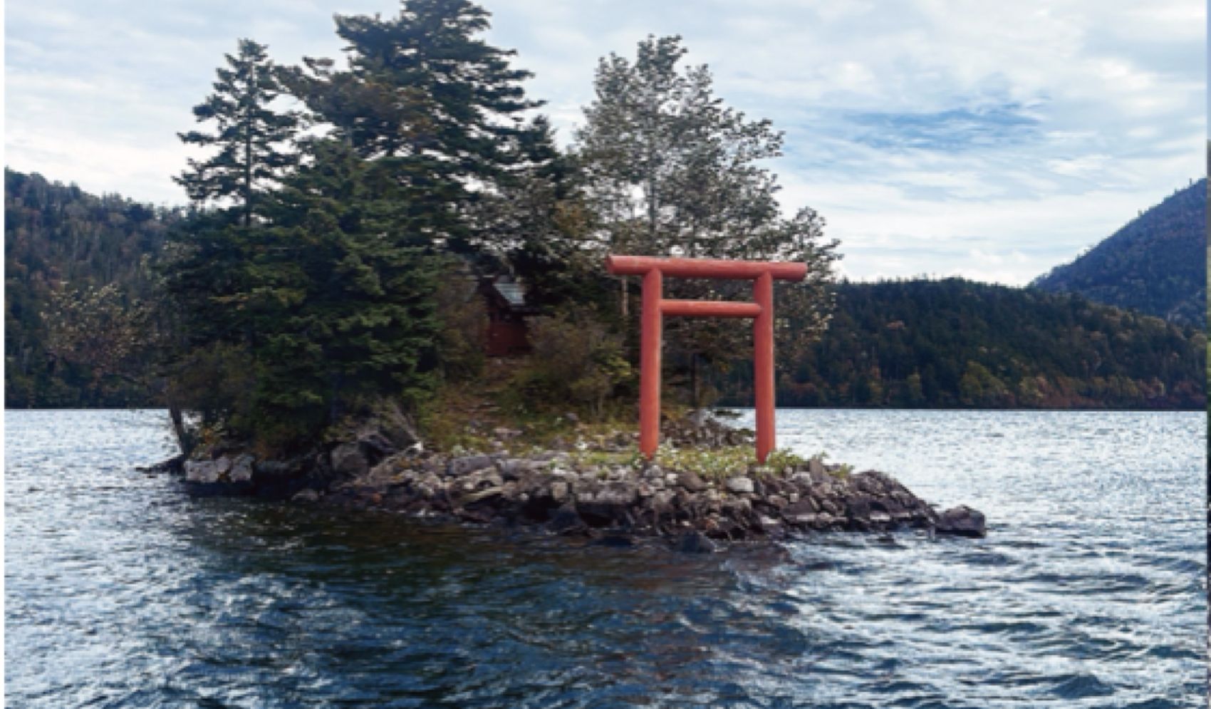 弁天島の鳥居と然別湖