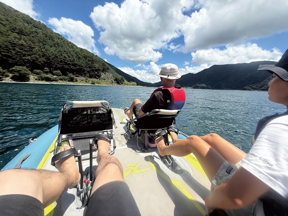 然別湖を進む非動力船